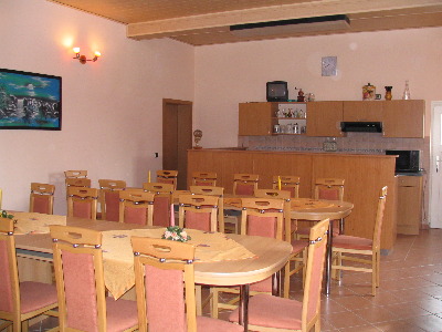 für 24 Personen mit Küche und WC